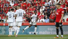 Pemain Real Madrid, Aurelien Tchouameni (tengah) merayakan gol yang dicetaknya ke gawang Mallorca dalam pertandingan jornada 31 La Liga Spanyol di Son Moix Stadium, Sabtu (13/4/2024) malam WIB. Real Madrid menang 1-0 dalam laga ini. (AP Photo/Francisco Ubilla)