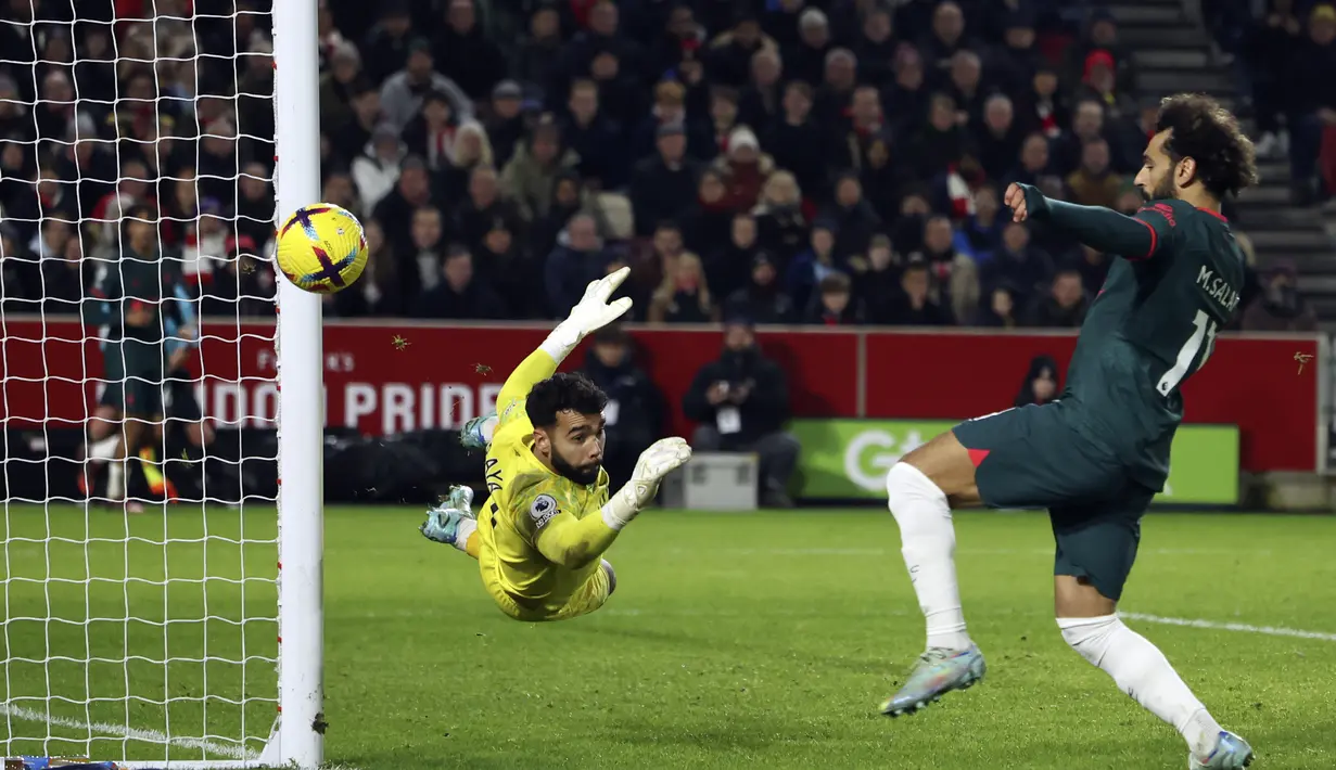 Penyerang Liverpool, Mohamed Salah berusaha mencetak gol ke gawang Brentford pada pertandingan lanjutan Liga Inggris di di Gtech Community Stadium di London, Selasa (3/1/2023). Brentford menang atas Liverpool dengan skor 3-1. (AP Photo/Ian Walton)