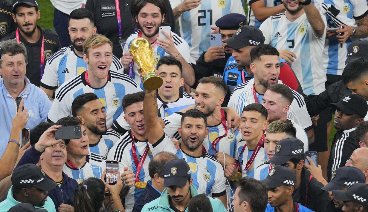 Begitu spesialnya Sergio Aguero, striker Argentina yang telah pensiun bersama Barcelona pada tengah musim 2021/2022 akibat mengidap masalah pada jantungnya ini juga diperkenankan mengangkat trofi Piala Dunia meski satusnya dalam skuad Argentina hanya sebagai pemandu sorak Lionel Messi dkk. (AP Photo/Hassan Ammar)