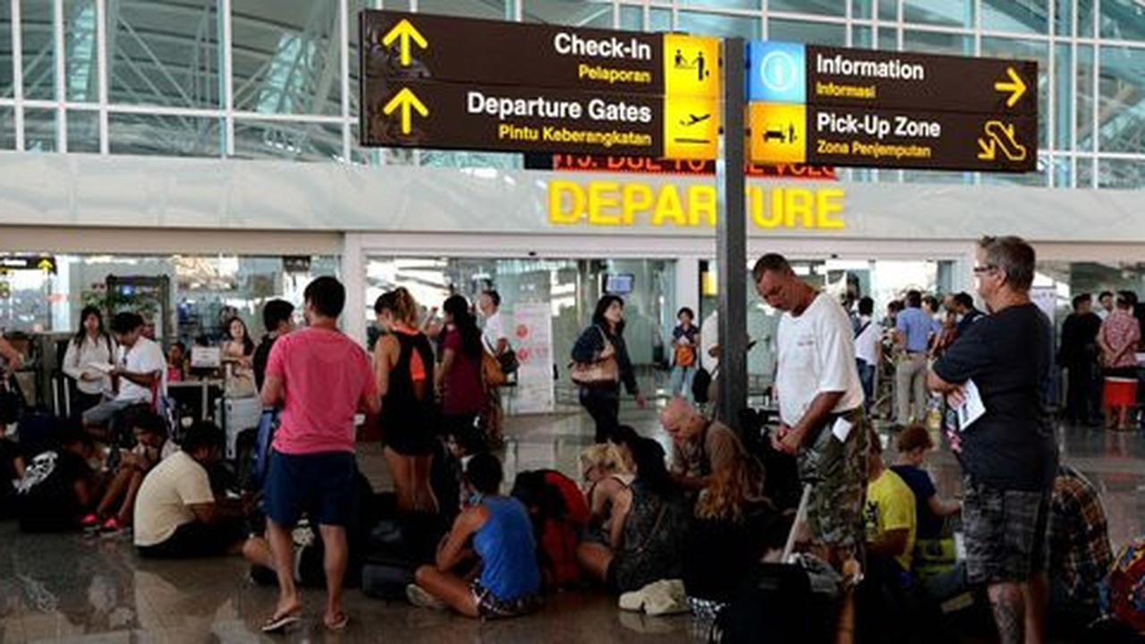Ngurah Rai ditutup kembali, penumpang kecewa telat diberi informasi