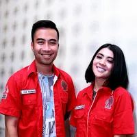 Dua penyanyi muda Indonesia, Indah Dewi Pertiwi dan Vidi Aldiano, ikut dalam Gerakan Peduli HIV & AIDS. (Wimbarsana/Bintang.com)