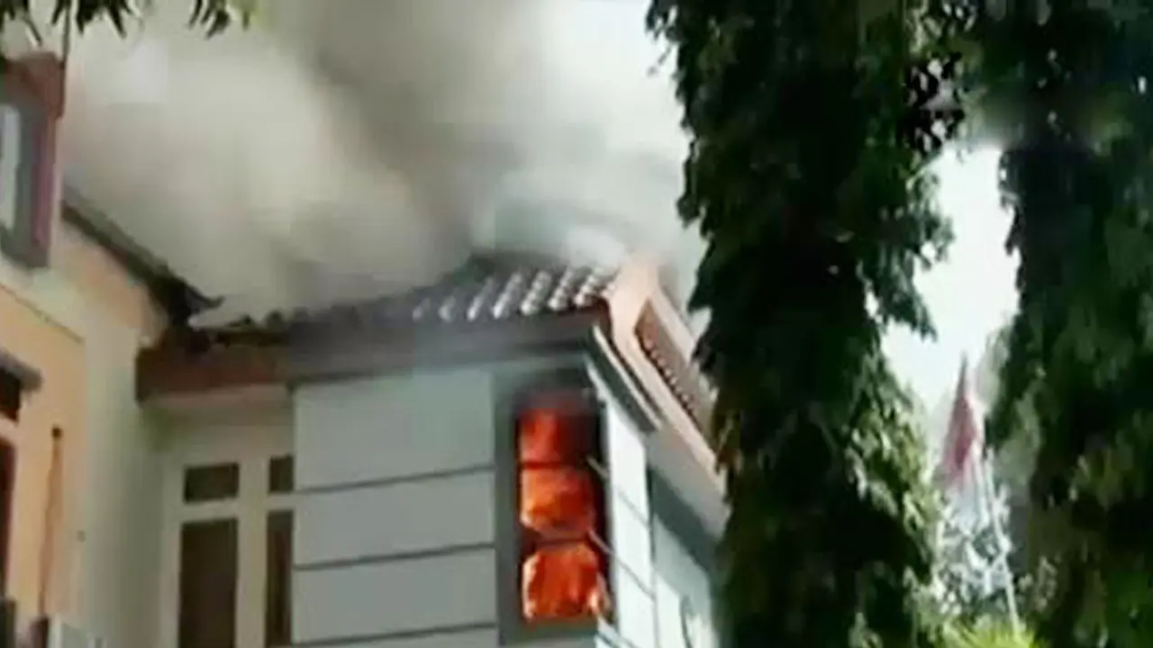  Kantor DPRD Gowa Dibakar 