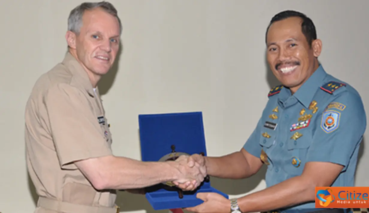 Citizen6, Surabaya: Dalam menerima kunjungan tersebut Dankobangdikal di dampingi Wadan Kobangdikal Brigjen TNI Marinir P. Verry Kunto, Komandan Kodikopsla Laksma TNI Yayat Achmad Hadira dan pejabat TNI lainnya. (Pengirim: Penkobangdikal).