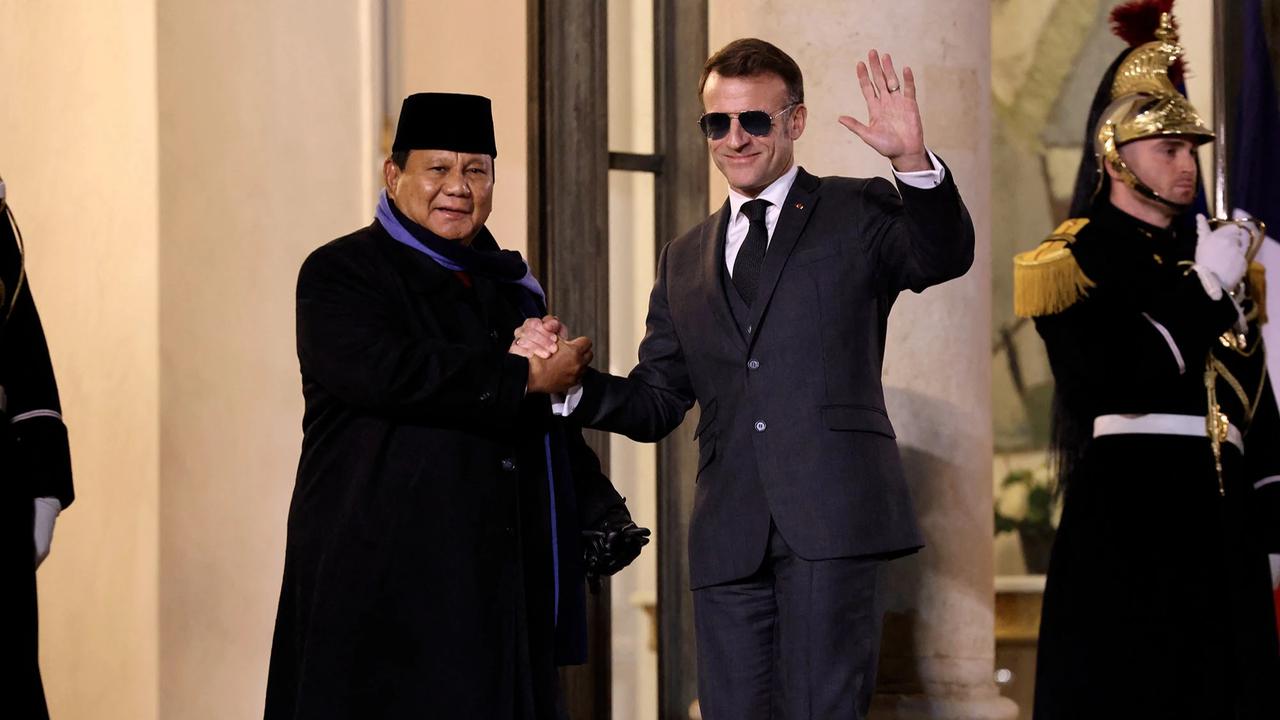FOTO: Momen Keakraban Prabowo dan Macron dalam Pertemuan di Istana Elysee