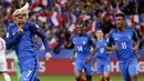 Striker Prancis, Antoine Griezmann, melakukan selebrasi usai mencetak gol ke gawang Belarusia pada laga Kualifikasi Piala Dunia 2018 di Stadion Stade de France, Paris, Selasa (10/10/2017). Prancis menang 2-1 atas Belarusia. (AP/Michel Euler)