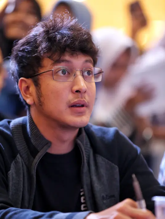 Dimas Anggara melihat bakat-bakat anak SMA itu pantes diacungi jempol. Lantaran, saat dirinya mengikuti teater di sekolahnya, ia masih malu-malu. Baginya, itu bisa menjadi bakat terjun ke entertainment ke depan. (Adrian Putra/Bintang.com)