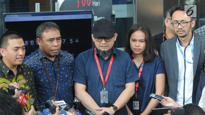 Penyidik senior KPK Novel Baswedan didampingi pegawai KPK memberi keterangan usai diperiksa TGPF dan Polisi di Gedung KPK, Jakarta, Kamis (20/6/2019). Novel diperiksa terkait kasus penyiraman air keras hingga mata kirinya buta diharapkan bisa menemukan titik terang. (merdeka.com/Dwi Narwoko)