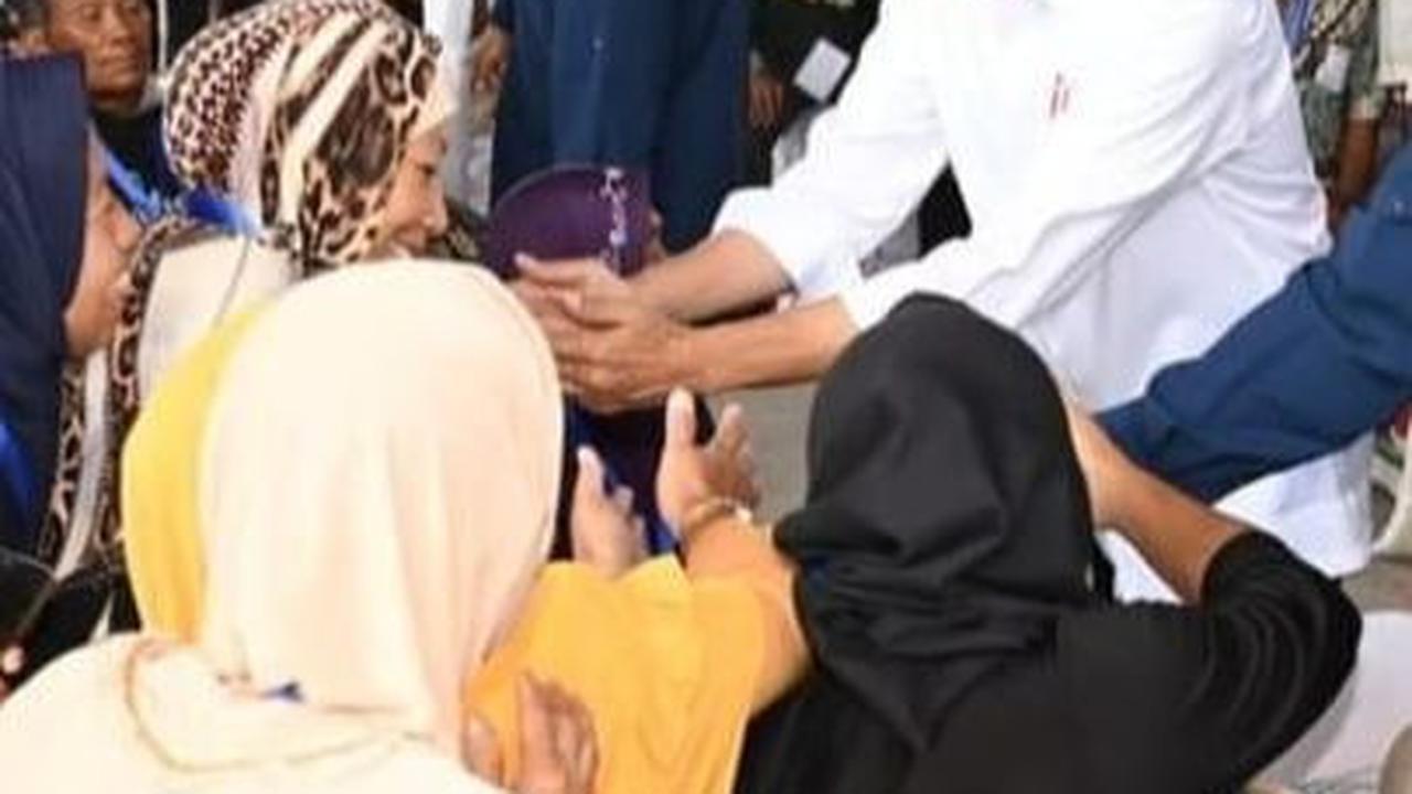 VIDEO: Presiden Jokowi Pamer Bagi-Bagi Bansos Usai Gaduh Berstiker, Emak-Emak Sampai Nangis
