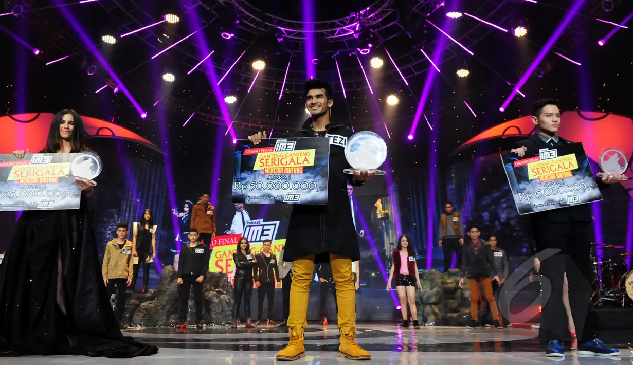 Indah Safitri (juara 2), Tengku Tezi (juara 1)dan Marcelino (juara 3) berfoto bersama seusai acara grand final ajang Ganteng Ganteng Serigala (GGS) Mencari Bintang di Studio Emtek, Jakarta, Rabu (15/4/2015). (Liputan6.com/Faisal R Syam)