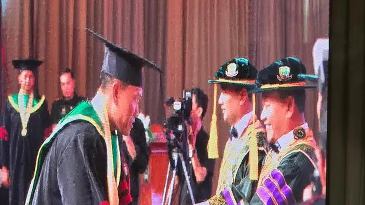 6 Potret Juliana Moechtar Dampingi SuamiWisudaS2 di Sekolah Tinggi Hukum Militer