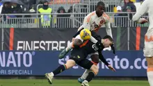 Pemain AS Roma, Evan Ndicka (atas) berebut bola dengan pemain Venezia, Alessio Zerbin dalam laga lanjutan Liga Italia 2024/2025 di Pier Luigi Penzo Stadium, Venice, Italia, Minggu (10/02/2025). (AP Photo/LaPresse/Paola Garbuio)