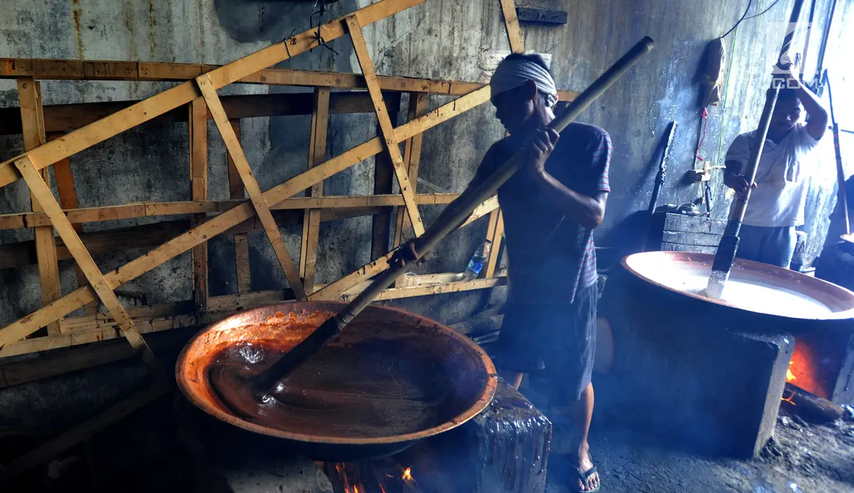 Pekerja mengaduk adonan saat membuat dodol keranjang di pabrik Ny Lauw, Neglasari, Tangerang, Banten, Minggu (27/1). Menjelang Imlek, tingkat pesanan dodol mengalami peningkatan hingga tiga kali lipat dari biasanya. (Merdeka.com/Arie Basuki)