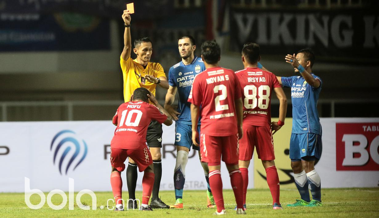 Wasit memberikan kartu merah kepada pemain Persib Bandung, Vladimir Vujovic dan pemain Semen Padang, Vendry Mofu pada perebutan tempat ketiga Piala Presiden 2017 di Stadion Pakansari, Bogor, Sabtu (11/3/2017). (Bola.com/Nicklas Hanoatubun)