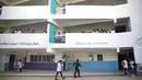 Siswa berjalan di halaman sekolah pada hari pertama tahun ajaran baru di Rabat, Maroko, Jumat (1/10/2021). Maroko juga akan memvaksinasi anak-anak berusia 12-17 tahun terhadap covid-19. (AP Photo/Mosa'ab Elshamy)