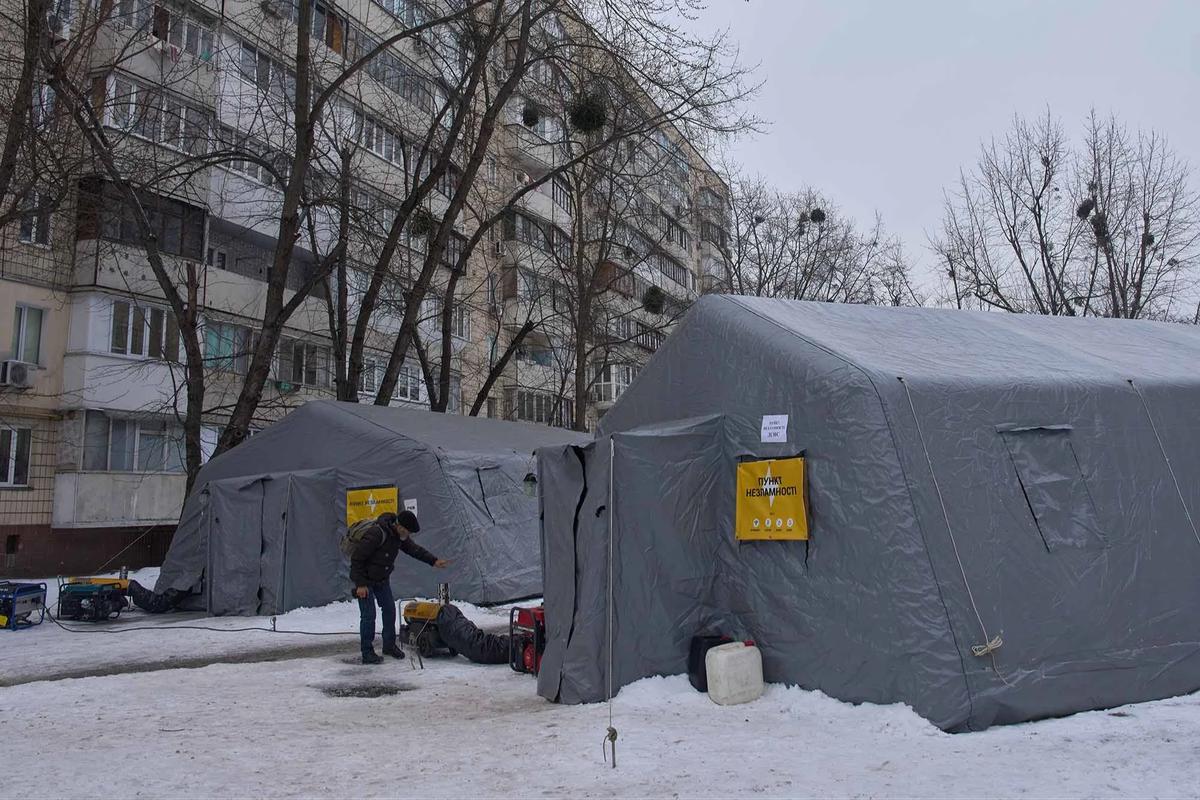 FOTO: Fasilitas Energi Diserang Rusia, Warga Kyiv Terdampak Krisis Musim Dingin