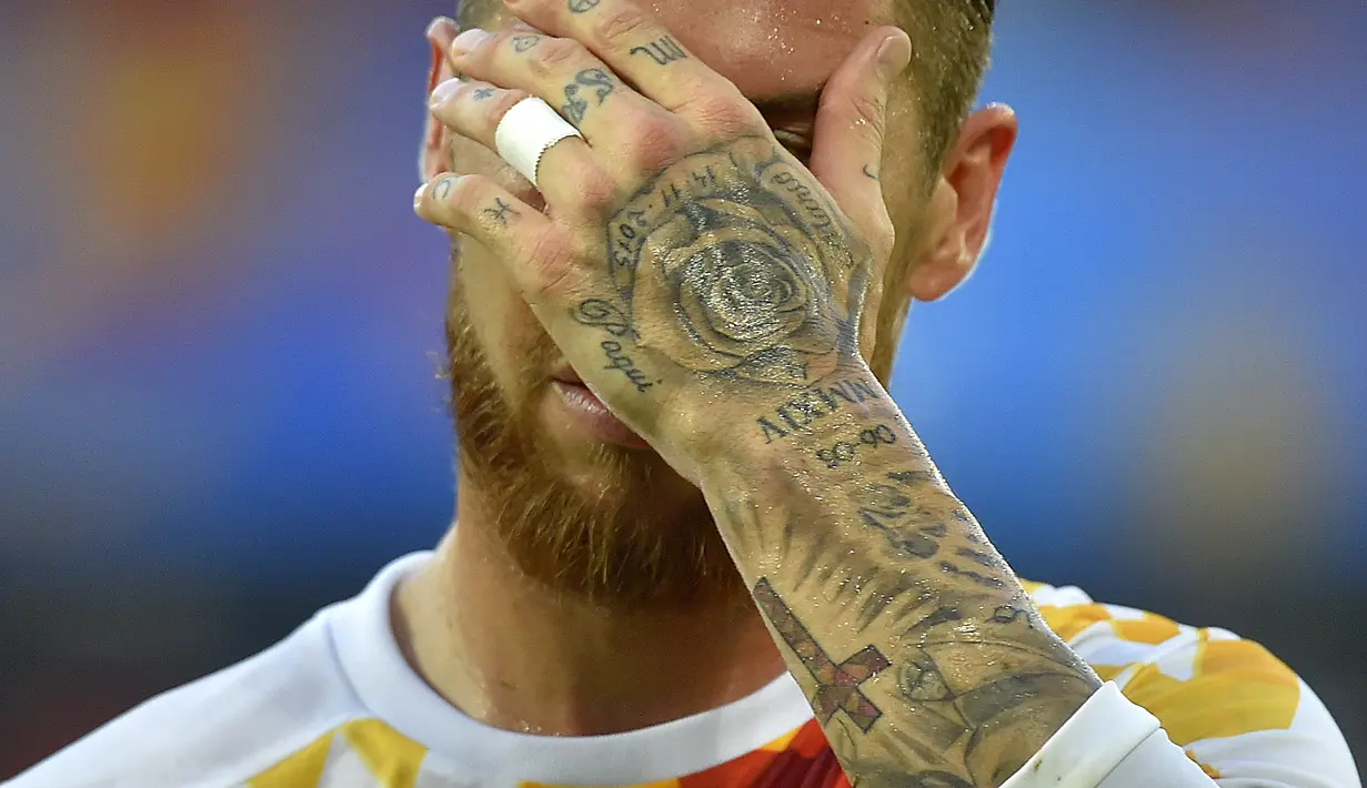 Pemain Spanyol, Sergio Ramos memiliki tato mawar dan nama ayahnya (Paqui) serta salib ditangan kirinya saat berlaga pada grup D Euro Cup 2016 melawan Kroasia di Stadion Matmut Atlantique, Bordeaux, (22/6/2016). (AFP/Loic Venance)