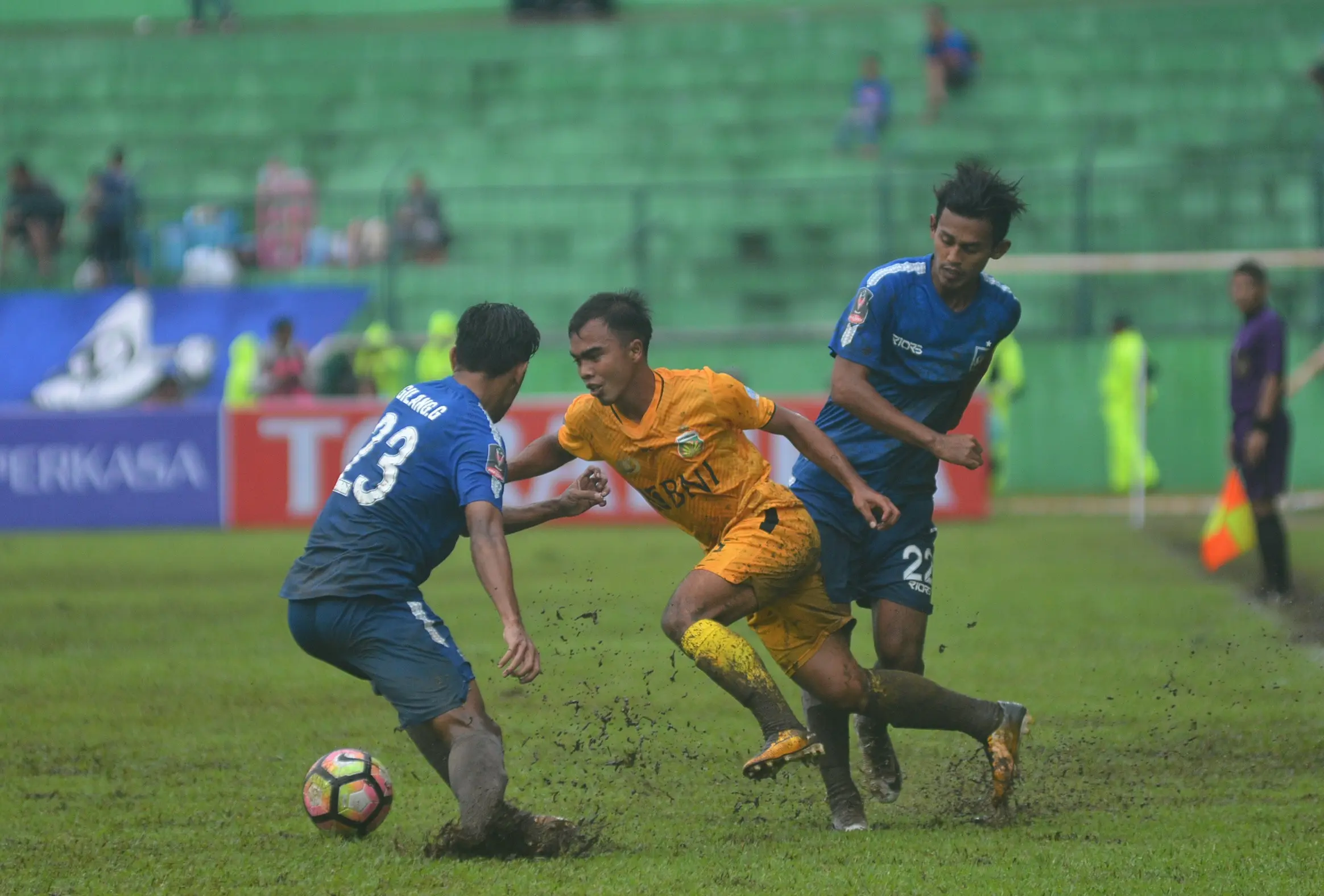 Laga Bhayangkara FC vs PSIS Semarang di Stadion Gajayana, Malang, Sabtu (20/1/2018). Laga berakhir 1-0 untuk Bhayangkara FC. (Liputan6.com/Rana Adwa)
