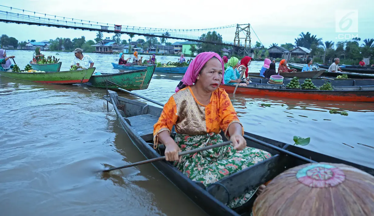 Sejumlah wanita melakukan aktivitas jual beli di Pasar Terapung Lok Baintan, Banjarmasin, Kalimantan Selatan, Selasa (27/3). Pasar terapung yang berada di Sungai Martapura tersebut menjual berbagai hasil bumi. (Liputan6.com/Immanuel Antonius)