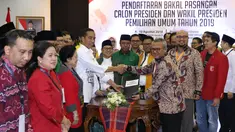 Bakal Calon Presiden, Joko Widodo menyerahkan dokumen syarat pencalonan kepada Ketua KPU Arief Budiman di Jakarta, Jumat (10/8). Pasangan Jokowi-Ma'ruf Amin mendaftarkan diri sebagai capres-cawapres di Pilpres 2019. (Liputan6.com/Helmi Fithriansyah)