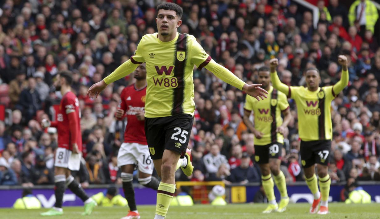 Selebrasi striker Burnley, Zeki Amdouni setelah mencetak gol penyeimbang 1-1 ke gawang Manchester United melalui eksekusi penalti pada laga pekan ke-35 Premier League 2023/2024 di Old Trafford Stadium, Manchester, Sabtu (27/4/2024). (PA via AP Photo/Ian Hodgson)