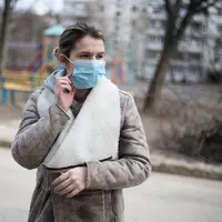 Ilustrasi orang yang menggunakan masker untuk mencegah mutasi virus. Credits: pexels.com by EVG Kowalievska