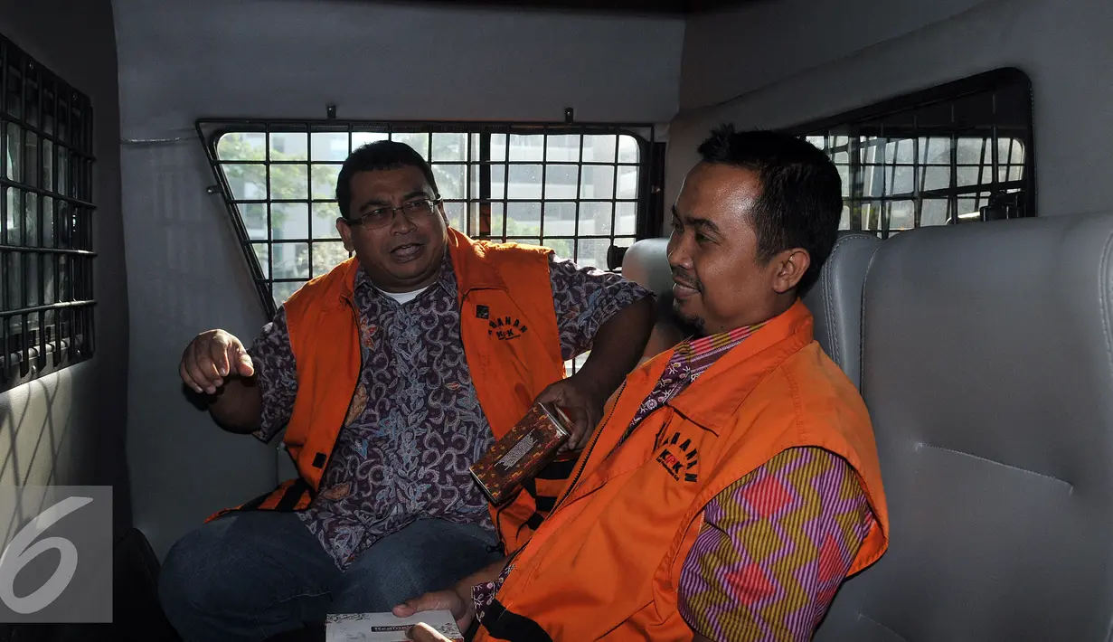 Tersangka Herry Setiadji (kiri) bersama Slamet Riyana (kanan), seusai menjalani pemeriksaan lanjutan di gedung KPK, Jakarta, Rabu (13/7). Keduanya terlibat dugaan kasus pemerasan wajib pajak. (Liputan6.com/Johan Tallo)