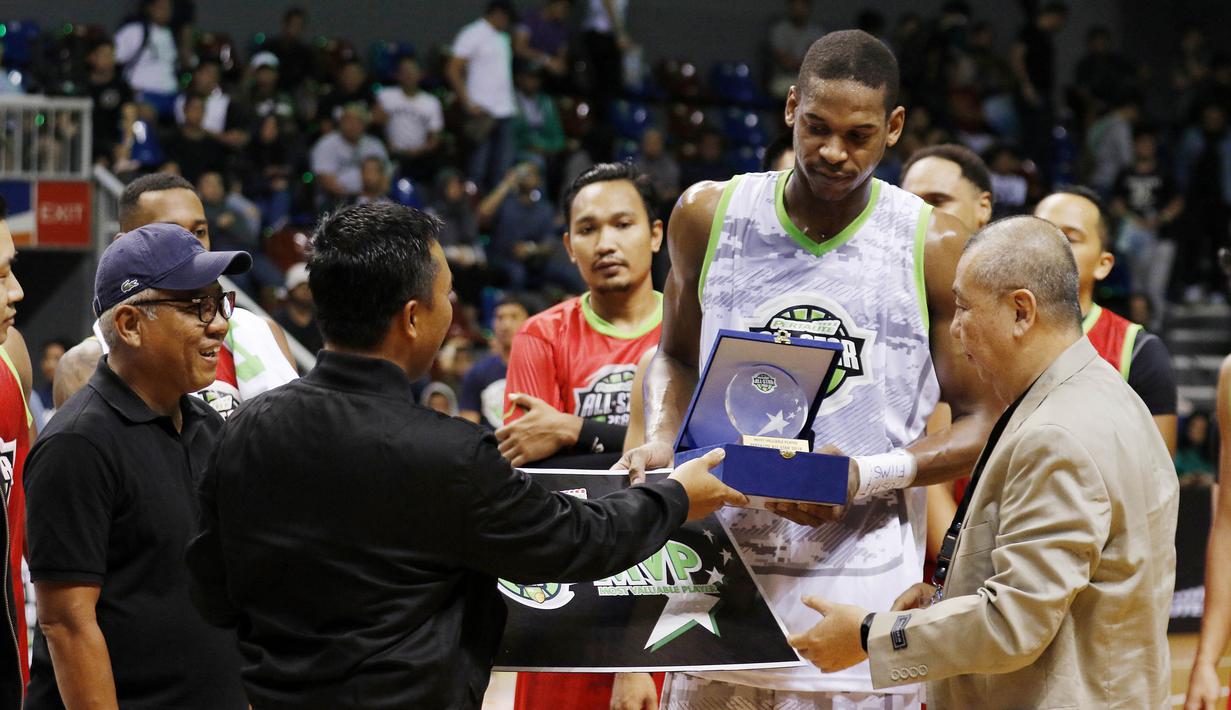 Pebasket Pelita Jaya, Chester Giles, menerima trofi MVP pada laga IBL All Star di Britama Arena, Jakarta, Minggu (7/1/2018). Dirinya menjadi MVP IBL All Star setelah menorehkan 40 poin dan 10 rebound. (Bola.com/M Iqbal Ichsan)