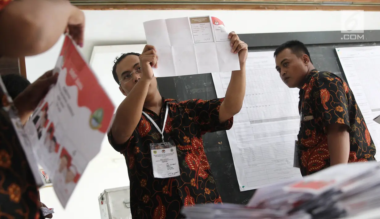 Petugas menunjukkan surat suara saat penghitungan suara Pilkada Jawa Barat 2018 di TPS 06 Nagrak, Gunung Putri, Bogor, Rabu (27/6). TPS tersebut menjadi tempat keluarga besar SBY menunaikan haknya pada Pilgub Jabar 2018. (Liputan6.com/Herman Zakharia)