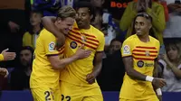 Pemain Barcelona, Jules Kounde, merayakan gol yang dicetaknya bersama Frenkie de Jong yang memberikan assist. Barcelona menang 4-2 atas Espanyol pada laga jornada 34 La Liga Spanyol, Senin (15/5/2023) dini hari WIB, sekaligus memastikan diri menjadi juara La Liga Spanyol. (AP Photo/Joan Monfort)