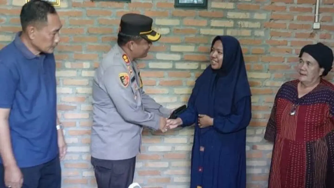 Kapolres Lampung Tengah, AKBP Andik Purnomo Sigit saat menyambangi rumah duka korban penembakan anggota DPRD Lampung Tengah. Foto : (Istimewa).