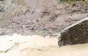 Musibah longsor dan banjir bandang yang terjadi di Dusun Ciangkrek, Sukabumi, menyebabkan akses vital termasuk jalan dan jembatan penghubung utama. (Foto: Istimewa).