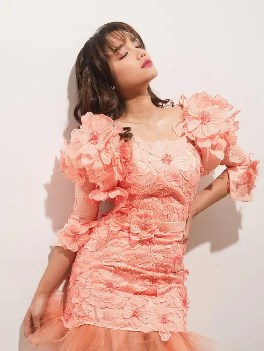 Sedangkan Fuji Utami pilih kenakan dress peach bertekstur full bunga [@fuji_an]