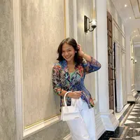 Tampil modern, Amel Carla juga terlihat begitu stylish dengan kebaya yang dipadukan celana berpotongan lurus.  [Foto: Instagram/ Amel Carla]