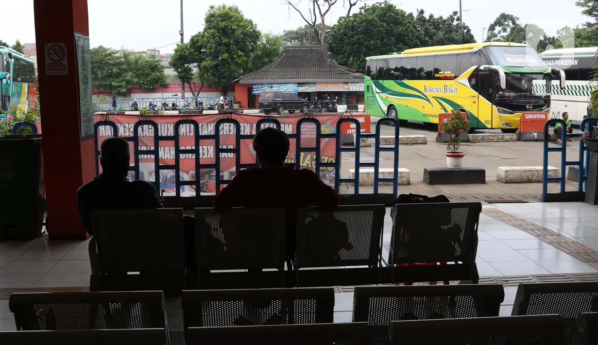 Calon pemudik menanti waktu keberangkatan di area Terminal Kampung Rambutan Jakarta, Senin (30/3/2020). Pemerintah sedang menyiapkan peraturan terkait mudik lebaran 2020 untuk mengurangi mobilitas penduduk dalam upaya pencegahan penyebaran virus Corona COVID-19. (Liputan6.com/Helmi Fithriansyah)