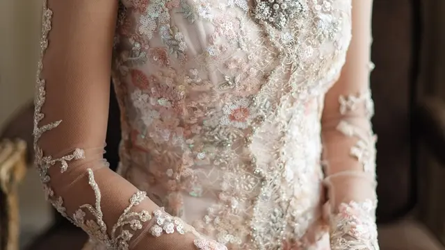 Model Kebaya yang Dipakai Namira Adjani saat Lamaran (credit: instagram/arohali/namiradjani)