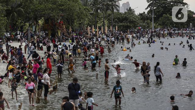 FOTO: Libur Lebaran di Pantai Karnaval Ancol