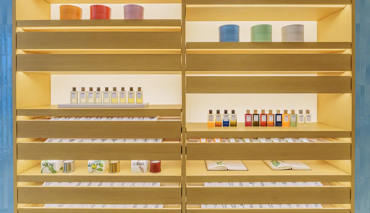 LOEWE Botanical Rainbow adalah koleksi sembilan keluarga wewangian yang semarak, mencakup berbagai emosi, suasana hati, dan sikap, serta aroma maskulin, feminin, dan universal. Setiap parfum terinspirasi oleh unsur atau fenomena yang ditemukan di alam. Hal ini juga tercermin dalam warna botolnya dengan desain berbentuk balok yang khas. Foto: doc LOEWE Perfumes.