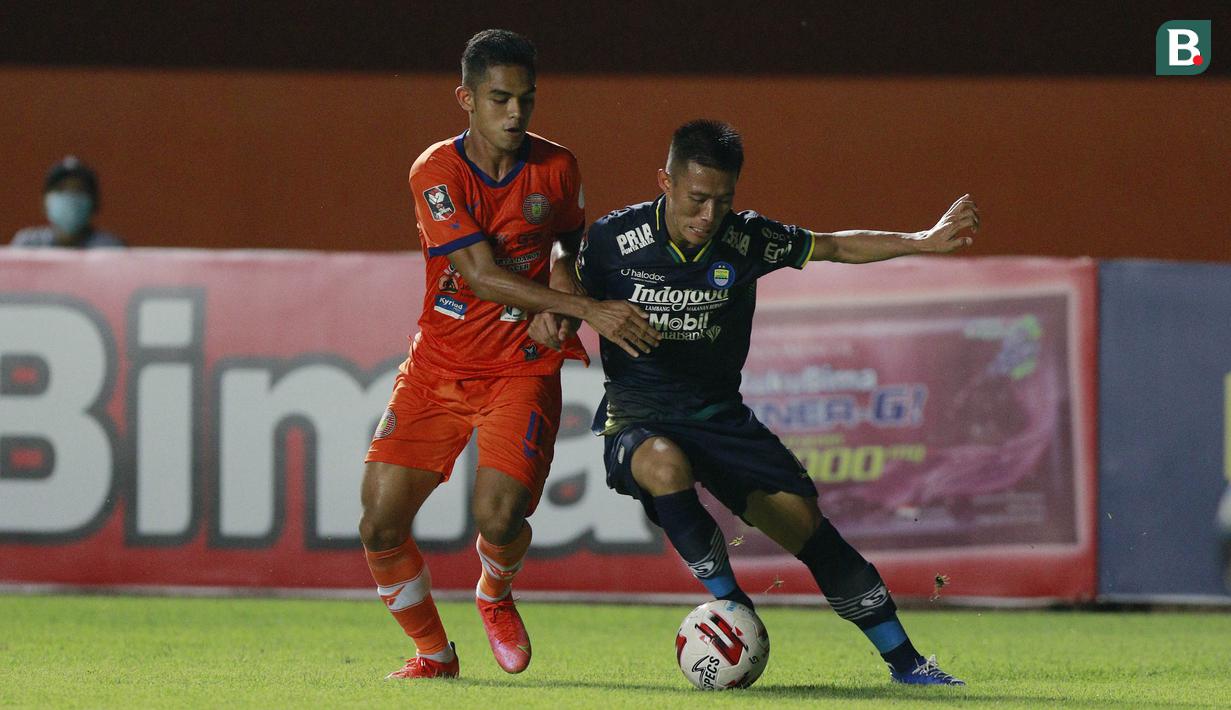 Bek Persib Bandung, Henhen Herdiana (kanan) berebut bola dengan striker Persiraja Banda Aceh, Miftahul Hamdi dalam laga matchday ke-3 Grup D Piala Menpora 2021 di Stadion Maguwoharjo, Sleman, Jumat (2/4/2021) (Bola.com/M Iqbal Ichsan)