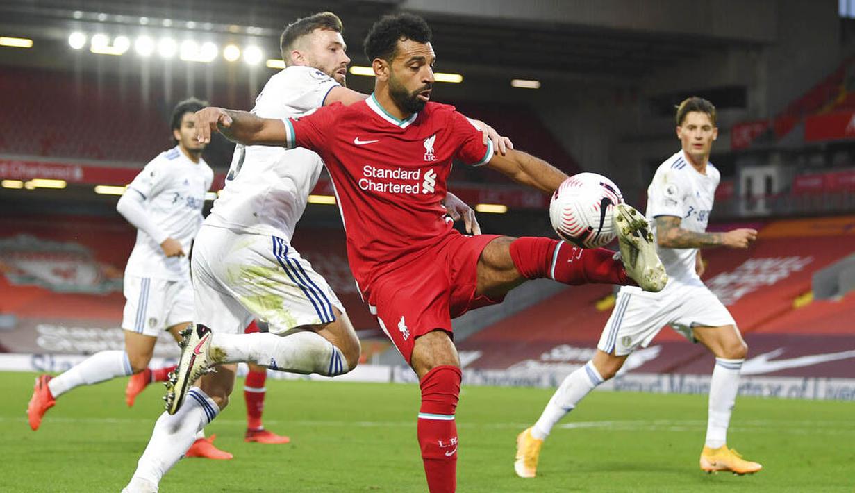 Penyerang Liverpool, Mohamed Salah, berebut bola dengan pemain Leeds United, Stuart Dallas, pada laga Premier League di Stadion Anfield, Minggu (13/9/2020). Liverpool menang dengan skor 4-3. (Shaun Botterill, Pool via AP)