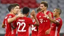 Para pemain Bayern Munchen merayakan kemenangan atas Chelsea pada laga Liga Champions di Allianz Arena, Sabtu (8/8/2020). Bayern Munchen menang 4-1 atas Chelsea. (AP/Matthias Schrader)
