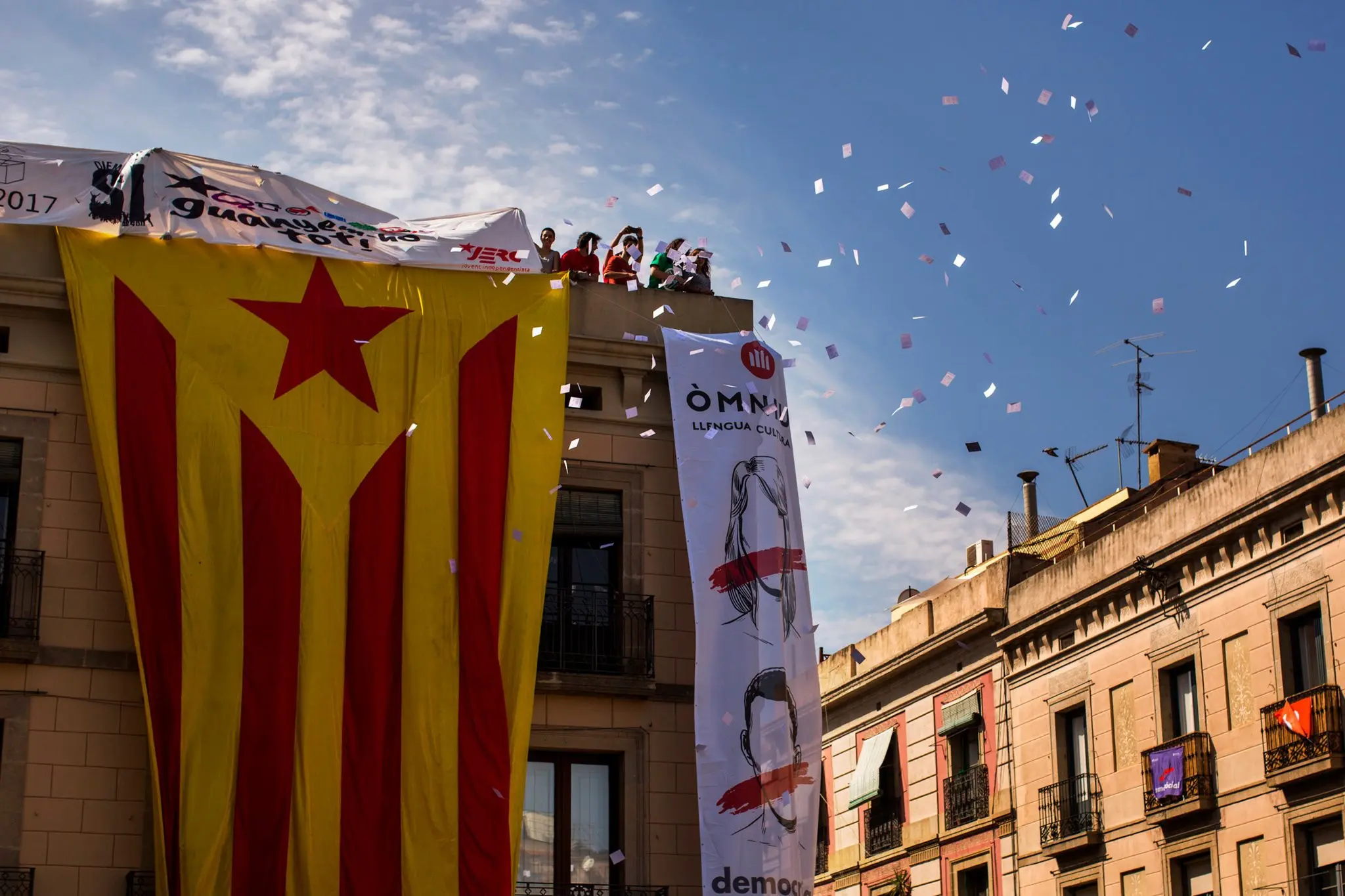 Demonstran melemparkan surat suara referendum kemerdekaan Catalonia di Barcelona, Spanyol, pada Minggu 1 Oktober 2017. (AP)