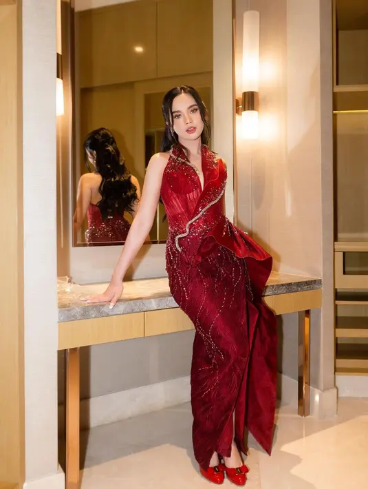 Warna ini cukup sering digunakan Lyodra untuk outfitnya. Terutama saat manggung, warna merah memberi kesan glamor. [Instagram @lyodraofficial]