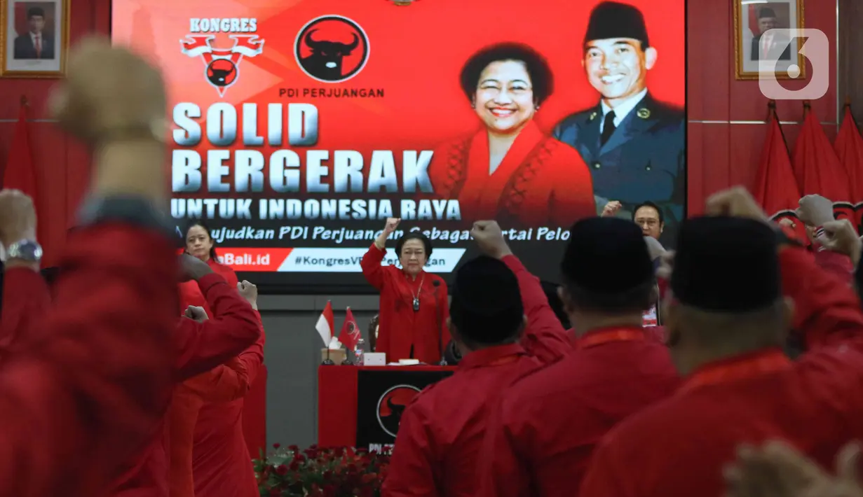 Ketua Umum PDI Perjuangan Megawati Soekarnoputri (tengah) mengepalkan tangan usai menutup Rakernas III PDI Perjuangan di Jakarta, Kamis (8/6/2023). (Liputan6.com/Herman Zakharia)