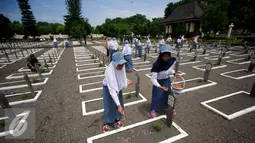 Sejumlah siswa menaburkan bunga  di Taman Makam Pahlawan Kusumanegara Yogyakarta, (1/3/2016). Ziarah Serangan Umum 1 Maret 1949 adalah serangan yang dilaksanakan pada tanggal 1 Maret 1949 terhadap kota Yogyakarta (Liputan6.com/Boy Harjanto)