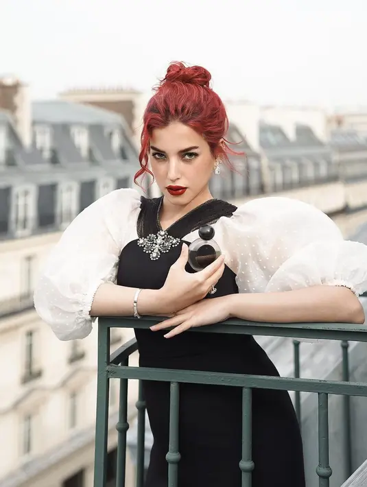 Potret penuh pesona Tasya Farasya dengan dress hitam-putih. Makeup bold dengan pulasan lipstik merah merona menyempurnakan penampilannya. [Foto: Instagram/tasyafarasya]