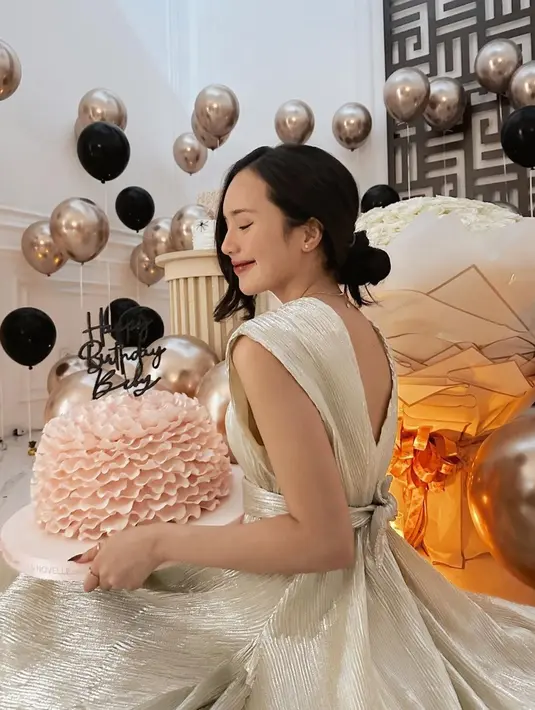 Dalam foto tersebut, dia terlihat sedang merayakan hari ulang tahunnya ke-21. [instagram/bebytsabina]