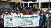 Relawan Generasi Optimis Khofifah-Emil (Gokil) Gaspoll menggelar menggelar Tebus Murah Minyak bagi ribuan masyarakat. (Ist).