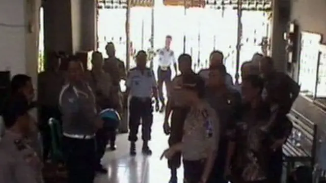 [VIDEO] Aparat Bersenjata Jaga Lapas Pekalongan Cegah Bentrokan