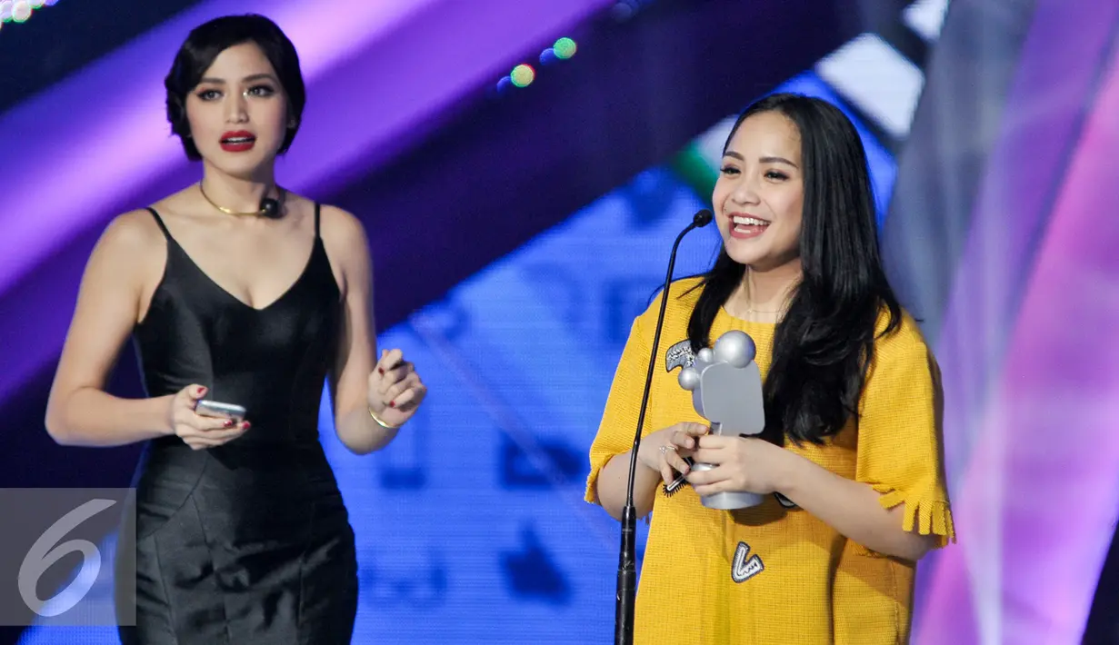 Nagita Slavina saat menerima penghargaan di Indonesia Social Media Awards (2K16), Jakarta, Selasa (1/11). Indonesia Social Media Awards hadir untuk memberikan apresiasi bagi mereka yang punya pengaruh besar di dunia maya. (Liputan6.com/Yoppy Renato)