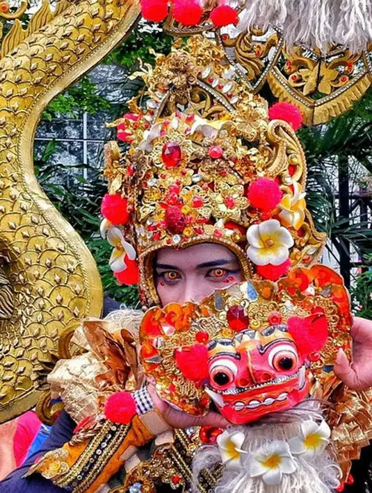 Keunikan berbagai kostum yang dipamerkan di Jember Fashion Karnaval menjadi daya pikat masyarakat untuk datang dan melihatnya. Seperti pasangan Anang dan Ashanty yang bertemu Jokowi di sana. (Instagram/jemberfashioncarnaval)